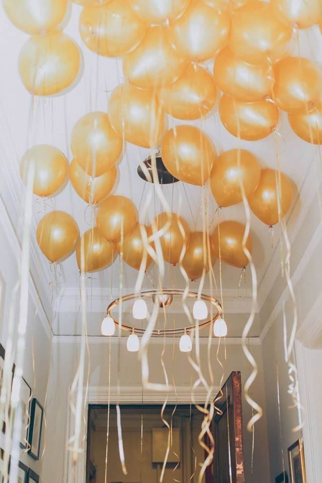 Decoração com balões amarelos no teto