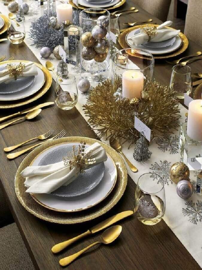 Talheres dourados em mesa de jantar