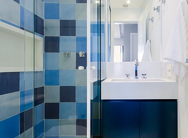 banheiro com revestimento azul