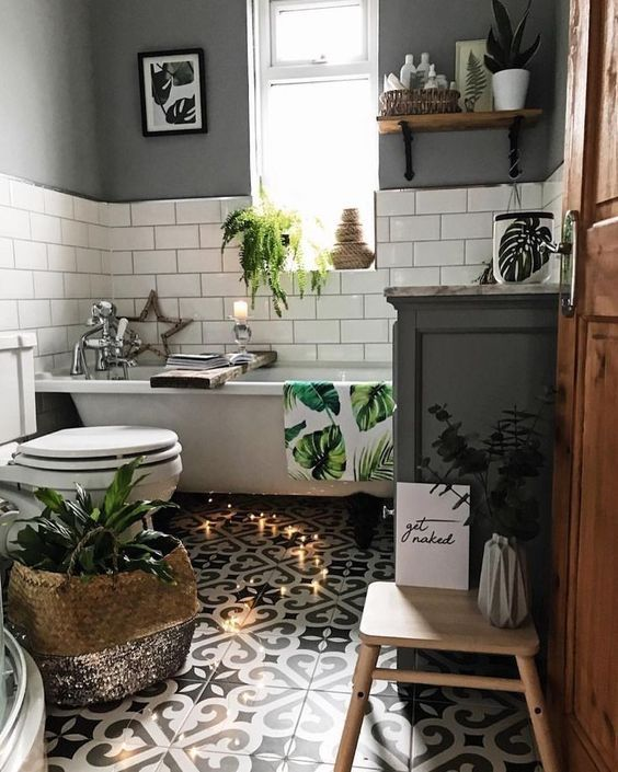 banheiro decorado com plantas