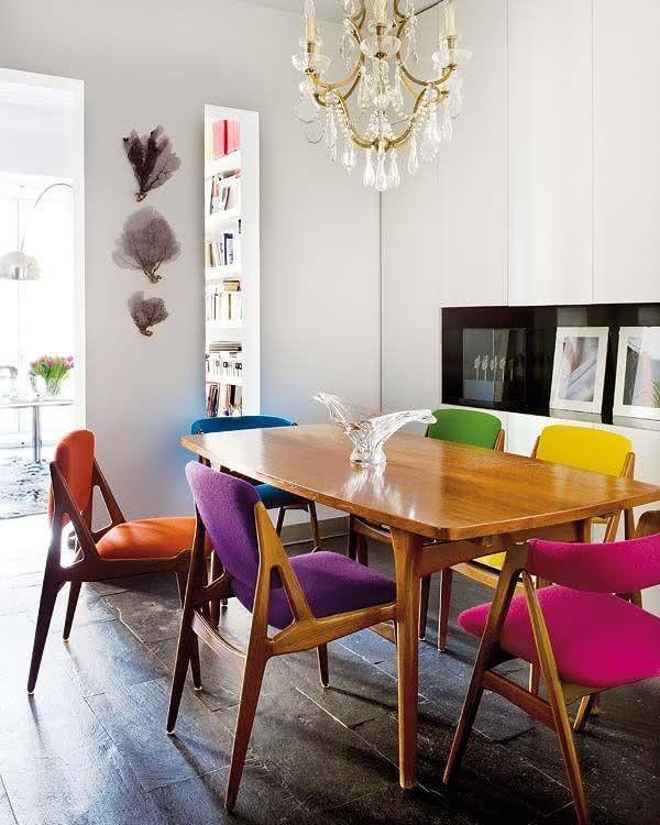 cadeiras coloridas na sala de jantar