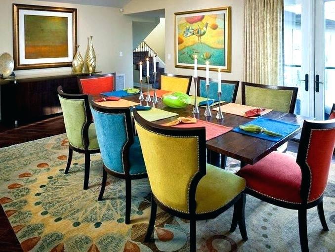 decoração com cadeiras coloridas em sala de jantar