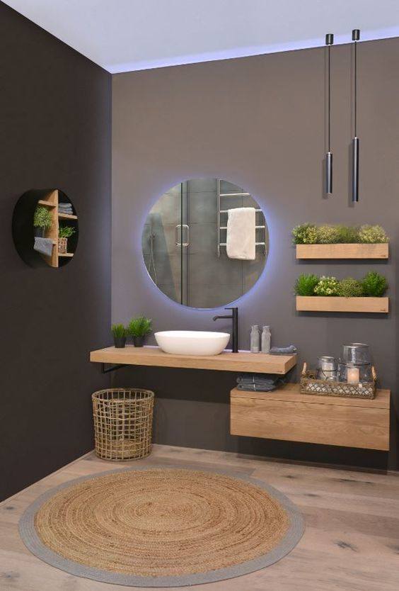 espelho com luz de led e plantas em banheiro
