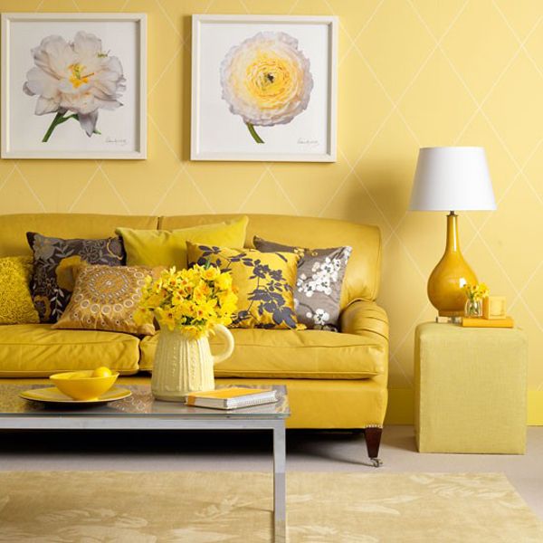 móveis amarelos em sala de estar