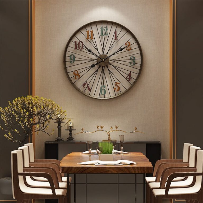 relógio em sala de jantar