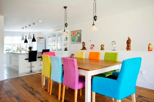 sala de jantar com cadeiras coloridas
