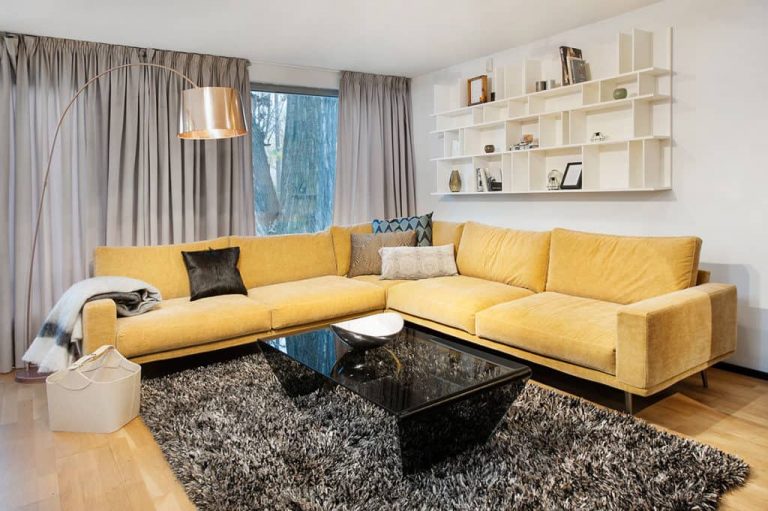 sofá amarelo como destaque em sala de estar