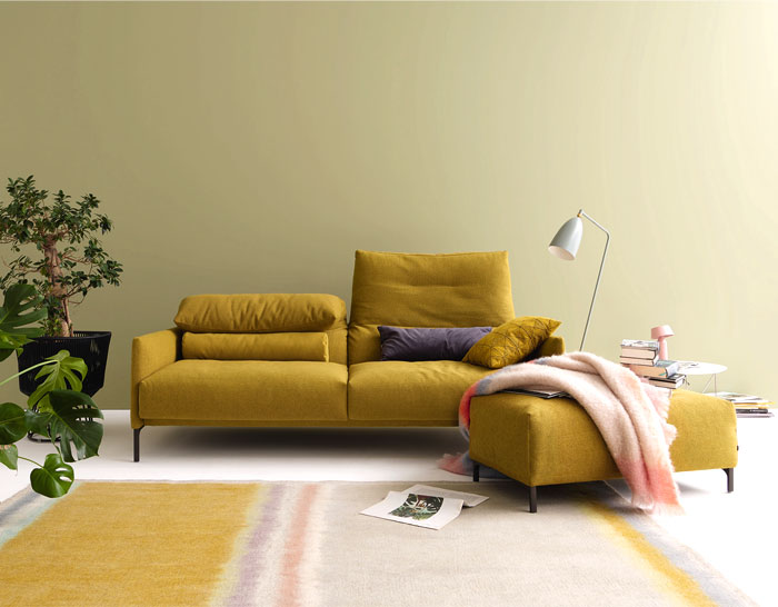 sofá amarelo em sala de estar