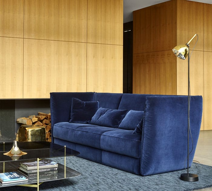 sofá azul em decoração de sala de estar