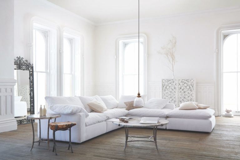 sofá branco em sala ampla