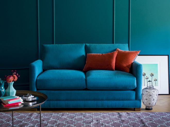 sofá e parede azuis em sala de estar
