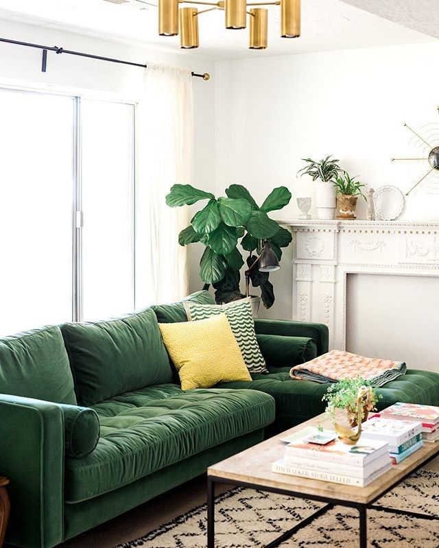 sofá verde em sala de estar decorada