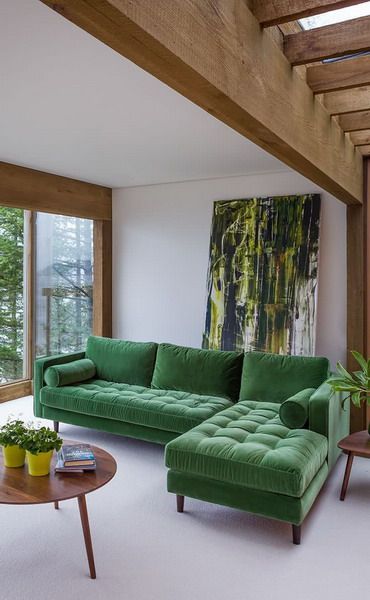 sofá verde em sala de estar