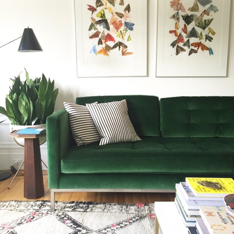 sofá verde em sala
