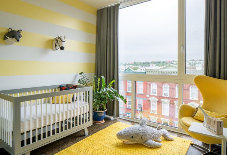 decoração quarto de bebê com amarelo e cinza