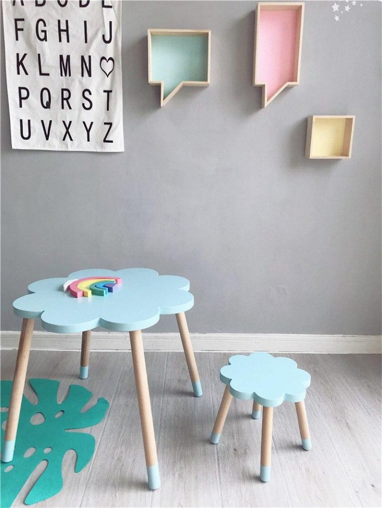móveis em formato de nuvem em quarto infantil