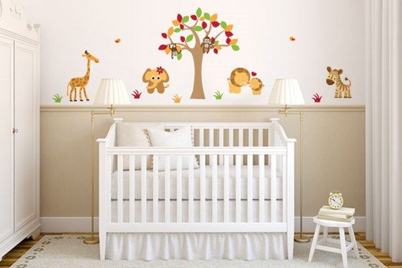 quarto de bebê com animais selvagens na parede