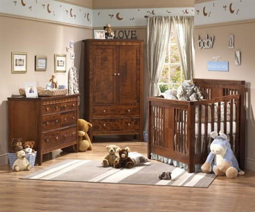 quarto de bebê com móveis de madeira