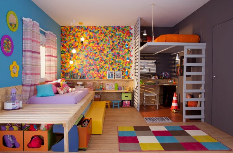 quarto infantil com bastante cores
