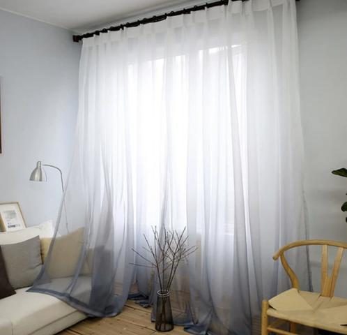 cortina longa branca com transparência em sala