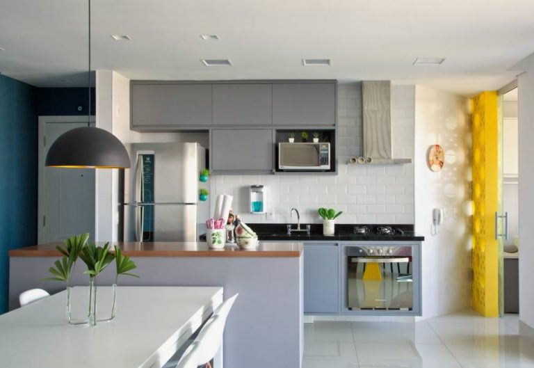 cozinha integrada com cores neutras