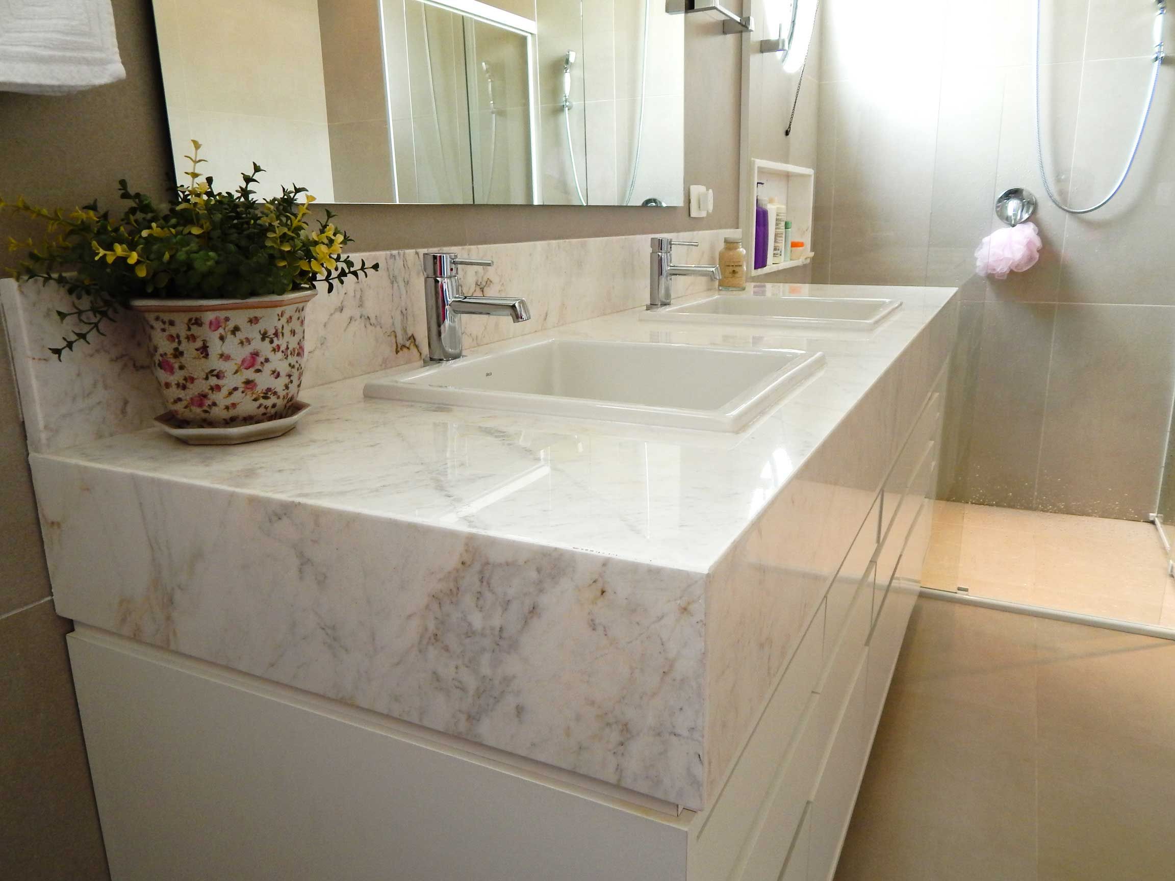 mármore branco Paraná em banheiro