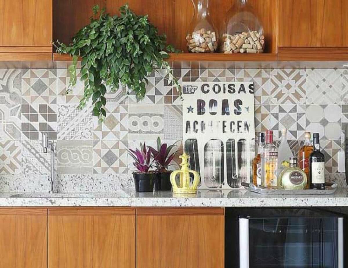 cozinha decorada com quadro sobre bancada
