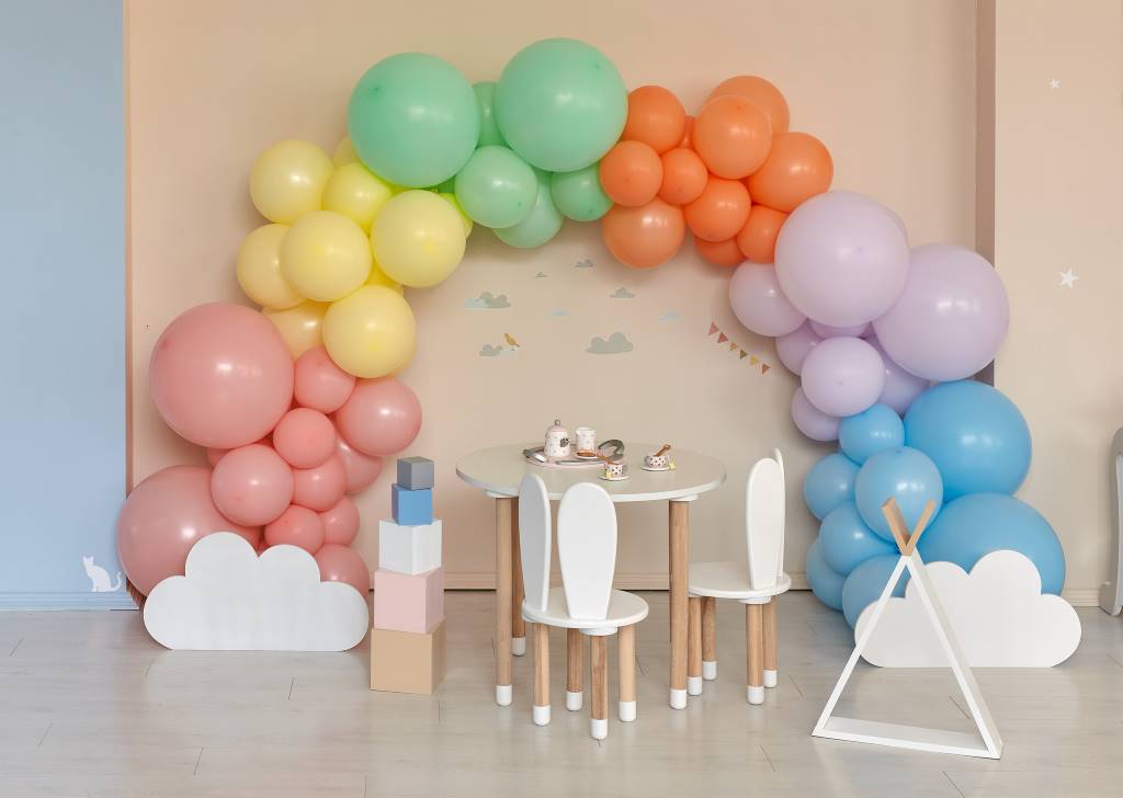 arco de balão em quarto infantil