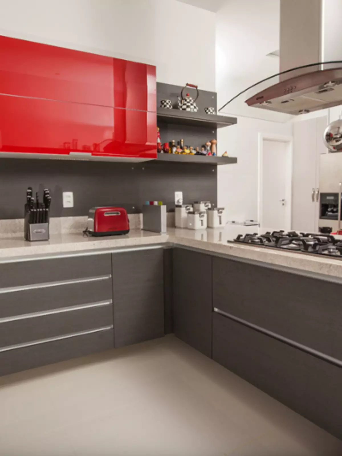cozinha colorida em vermelho e cinza