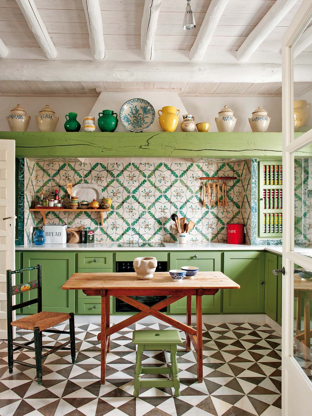 azulejos em cozinha em tonalidades diferentes