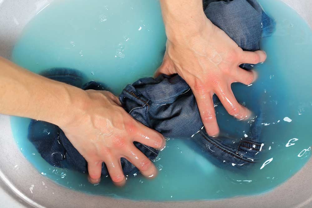 Os TRUQUES para você lavar roupa à mão; evite estragos fazendo do MODO CERTO