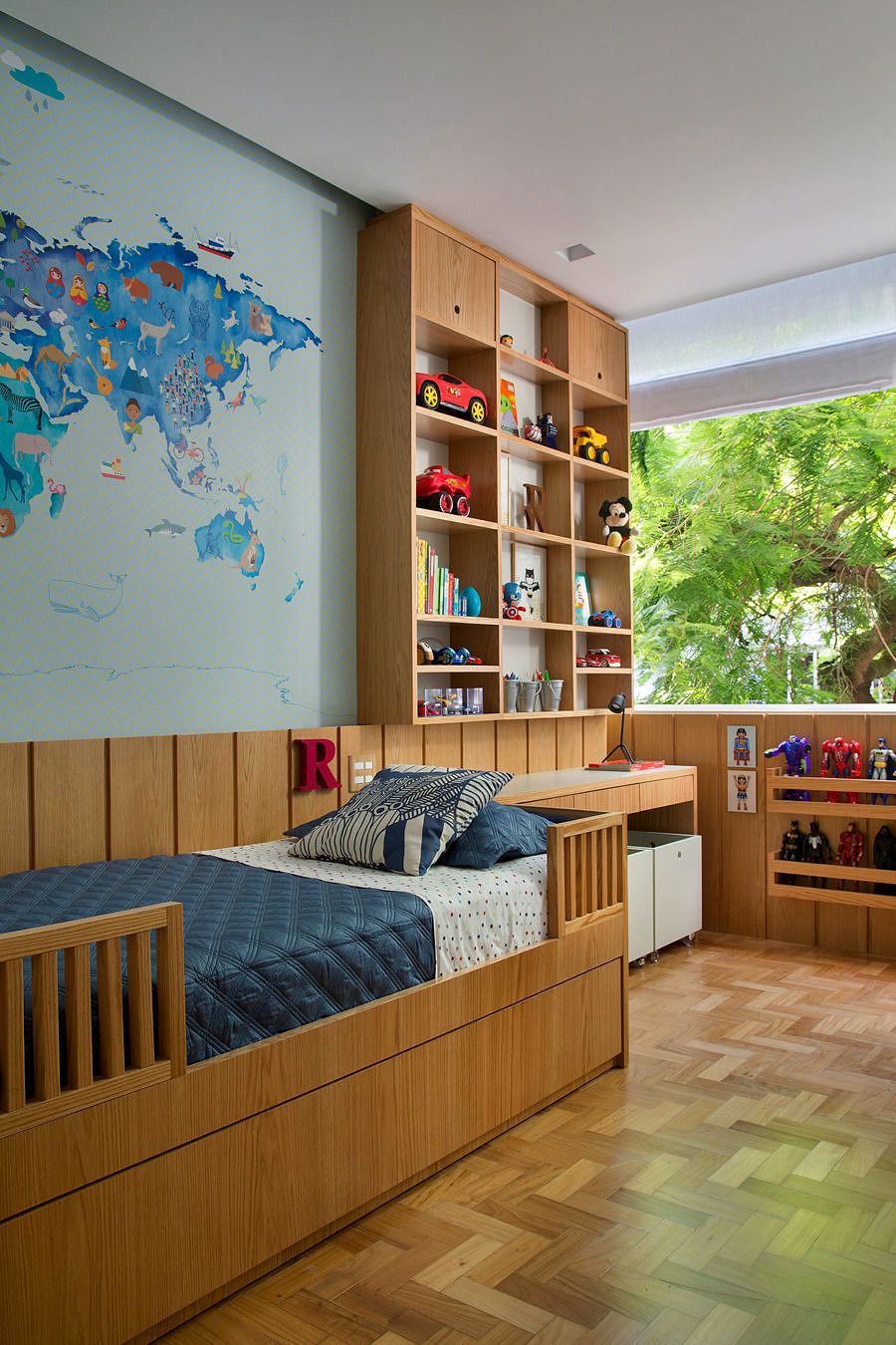quarto infantil com móveis de madeira