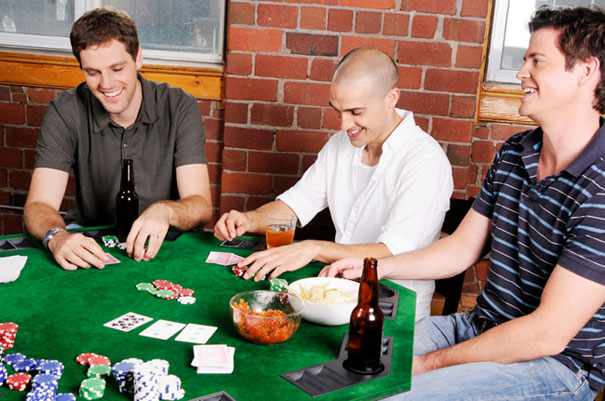 amigos jogando poker em casa