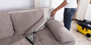 pessoa limpando sofá