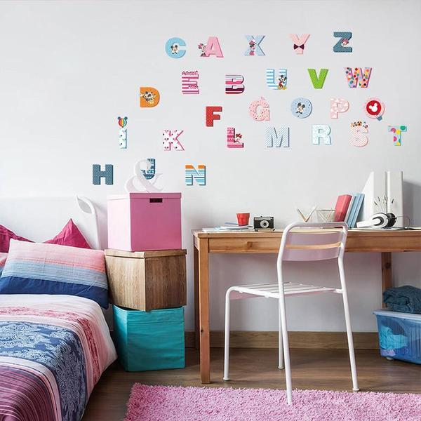 quarto montessoriano com alfabeto na parede