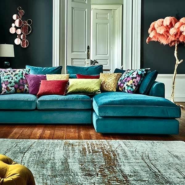 almofadas coloridas em sofá