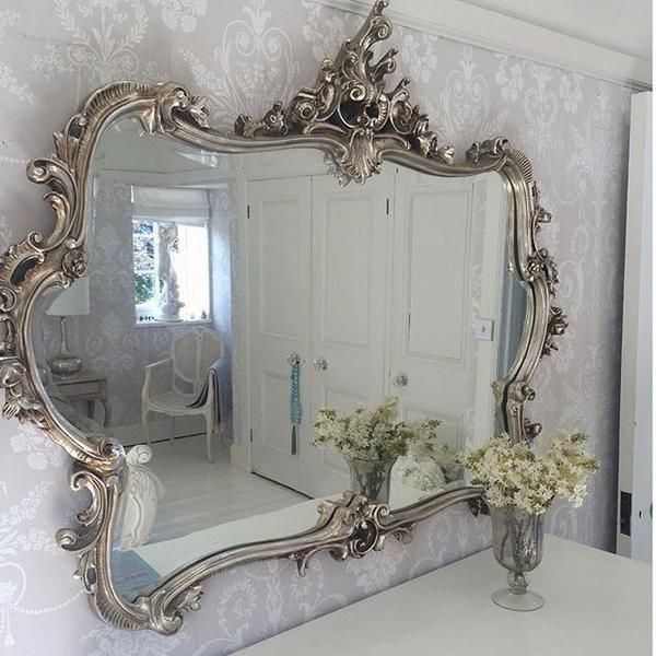 espelho com moldura provençal