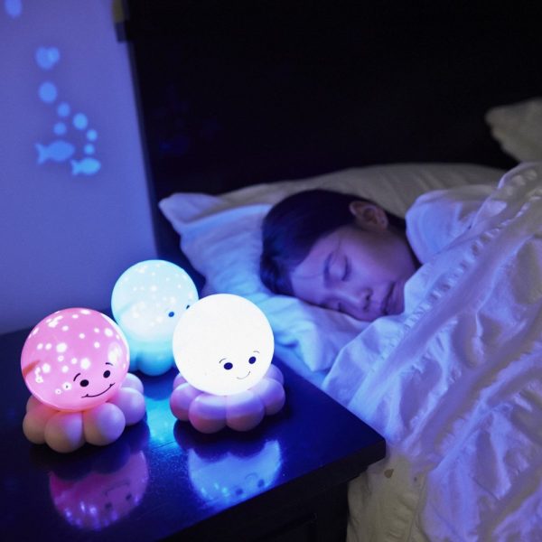 criança dormindo com luminárias em forma de polvos