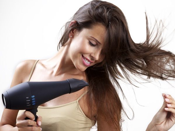 mulher secando o cabelo