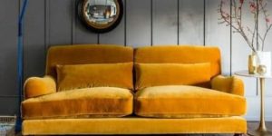 sofá amarelo-mostarda de veludo