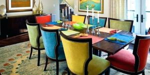 decoração com cadeiras coloridas em sala de jantar