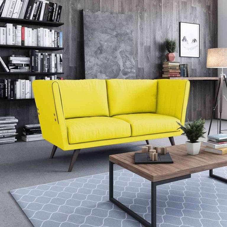 sofá amarelo em destaque em sala
