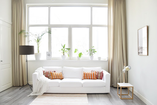 sofá branco em sala minimalista