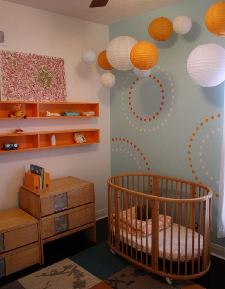 quarto de bebê com tons de laranja