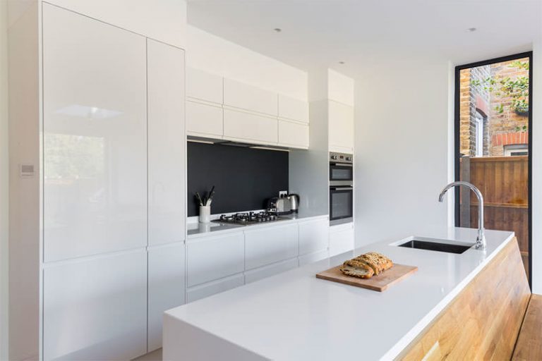 armários minimalistas brancos para cozinha
