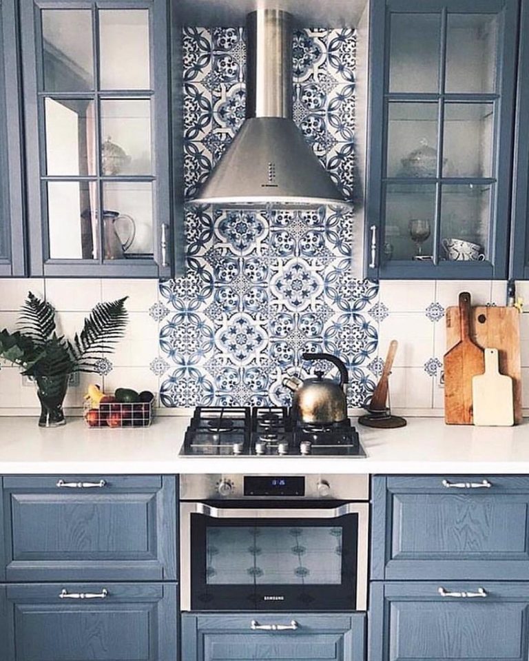 móveis e azulejos azuis em cozinha