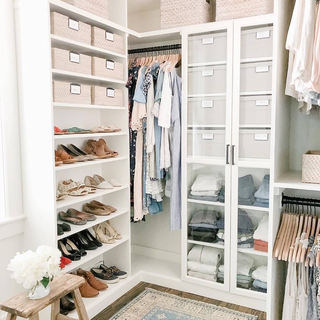 closet pequeno organizado