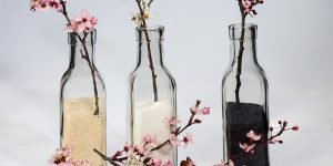 Decoração com garrafas de vidro; uma aposta acessível que trará encanto para o ambiente