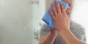 6 métodos para limpar espelhos SEM deixar MARCAS; opções caseiras e baratas