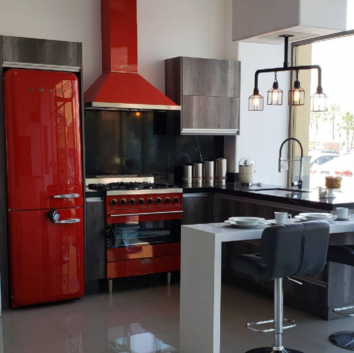 cozinha preta e vermelha